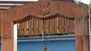 <p>"Anno domini 1568" lautet die Inschrift an diesem Galgenbrunnen nahe der Kreuzwertheimer Hauptstraße. Errichten lassen hatte ihn seinerzeit Peter Herrschaft, gräflicher Amtmann, Schultheiß und Initiator des ersten "Dorfbuches".</p>