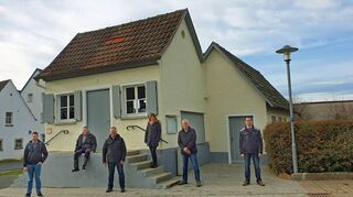 Die Queckbronner Ortschaftsräte vor dem in Eigenleistung frisch gestrichenen „Milchhäusle“.