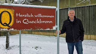 „Q“ steht für Queckbronn: An den Ortseingängen werben seit kurzem weithin sichtbare Willkommensschilder für den Weikersheimer Ortsteil.