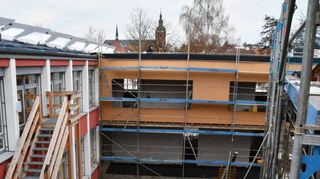 Im Innenhof ist das neue Verbindungshaus zwischen Trakt III und IV schon zu erkennen. Im Inneren des neugebauten Trakts II werden auch die Aufenthaltsflächen und Klassenzimmer deutlich.