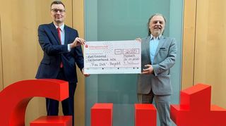 Einen Spendenscheck überreichte die Stiftergemeinschaft der Sparkasse Neckartal-Odenwald an den Caritasverband.