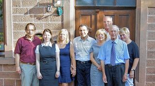 <p>Vom besonderen Ambiente des "Goldenen Engel" waren die Gastredner bei der Neueröffnung begeistert. Auf dem Foto (von rechts) Ortsvorsteher Klemens Schölch mit Ehefrau Irene, Marianne und Klaus Wunderlich (Herbsthäuser Brauerei), Michail Michailidis mit Lebensgefährtin Cornelia Günther, Sonja Westenhöfer (Sparkasse) und Bürgermeister Roland Burger.</p>