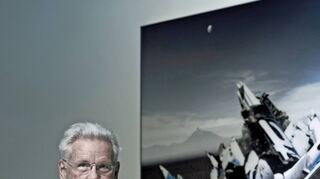 (Kreative) Zerstörung als Leitidee, damit Entwicklung und Neuordnung stattfinden können: Manfred Wittenstein vor Foto-Kunst von Michael Najjar.