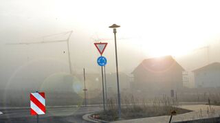 Dichter Nebel überm Baugebiet an der Kopernikusstraße – hangaufwärts im Osten soll ein weiteres Wohngebiet entstehen.