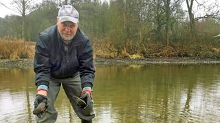 Diese zwei Tiere leben noch: Elmar Patermann bringt sie in tiefere Gewässerbereiche.