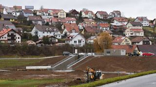 Fertiggestellt sind das rund 110 000 Kubikmeter Wasser fassende Rückhaltebecken und der knapp sieben Meter hohe videoüberwachte Rückhaltedamm, die Königheim künftig vor Hochwasser schützen sollen.