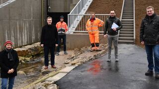 Sie sind mit dem Verlauf der Arbeiten sehr zufrieden: (von links) Oberbauleiter Dieter Götzinger, Bürgermeister Ludger Krug, Bauleiter Martin Frist, Polier Lothar Bokmeier, der örtliche Bauleiter Xaver Baumann und Diplom-Ingenieur Carsten Sans.