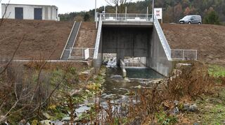 Die durch den Rückhaltedamm fließende Wassermenge kann mittels moderner Fernwirktechnik gesteuert werden, die im Betriebsgebäude auf dem Damm installiert ist.