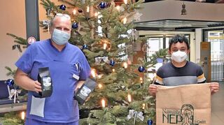 Dean Mehl (rechts) übergibt Nepal-Kaffee an Privatdozent Dr. med. Harald Genzwürker.