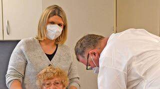 Sie erhielt die erste Schutzimpfung im Neckar-Odenwald-Kreis: die 85-jährige Höpfingerin Maria Schell. Das Bild zeigt sie mit Janina Baier, der Leiterin der „Geras Seniorenpflege Höpfingen“, und dem Arzt Oliver Schwandtner vom mobilen Impfteam des Zentralen Impfzentrums Heidelberg.