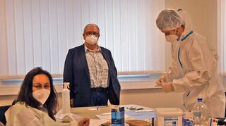 Bei den letzten Vorbereitungen: der Gründer der „Geras“-Pflegeheime, Klaus Baier, sowie Bettina Hofmann und der Apotheker Lennart Brack vom mobilen Impfteam.