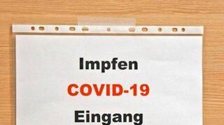 23 Bewohner und 22 Mitarbeiter der „Geras Seniorenpflege Höpfingen“ haben sich am Montag nach einem Aufklärungsgespräch von Mitarbeitern des Zentralen Impfzentrums Heidelberg gegen das Coronavirus impfen lassen. Darunter war auch Klaus Baier (Bild rechts, links), der Gründer des Familienunternehmens „Geras“, der unter anderem auch in Mudau ein Pflegeheim betreibt.