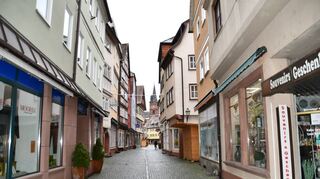 Fast schon gespenstisch muten die Gassen der Wertheimer Altstadt mitten am Tag an. Je länger der Lockdown dauert, desto größer wird das Finanzloch der Tourismus region Wertheim GmbH, die in erster Linie von Einnahmen durch Gruppenreisen lebt.