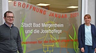 Rainer Friedrich, der Geschäftsführer der St. Josefspflege, und Kita-Leiterin Kerstin Rupp vor den neuen Räumen.