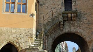 Der Weiße Turm in Rothenburg mit dem Judentanzhaus. Nicht nur in Rothenburg gibt es viele Spuren jüdischen Lebens entlang der Romantischen Straße.