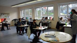 An zwei Tagen in der Woche haben die Abschlussklassen der Schule am Limes Präsenzunterricht. Die restlichen Tage lernen sie von Zuhause.