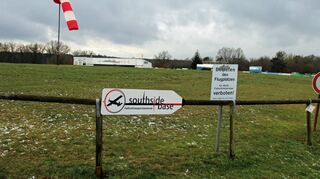Die Außenstart- und Außenlandeerlaubnis der Firma Southsidebase am Flugplatz Schlierstadt-Seligenberg läuft Ende März aus. Nun wurde eine Verlängerung beantragt. Viele Bürger dürfte das jedoch nicht freuen, beschweren sie sich doch schon seit Jahren über zu viel Fluglärm.
