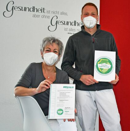 Carina Duszkewitz und Paul Duszkewitz haben mit ihrem Therapiezentrum das Hygienezertifikat erhalten.