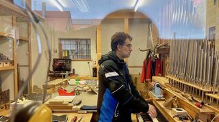 Michael Müller testet die Klanggruppe „Viola da Gamba“.