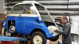 Gosbert von Brunn in seiner Werkstätte in Grünsfeld bei Reparatur- und Instandsetzungsarbeiten einer Kunden-Isetta.