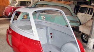 Rohzustand der Karosserie einer Isetta, die von Grund auf restauriert wird.