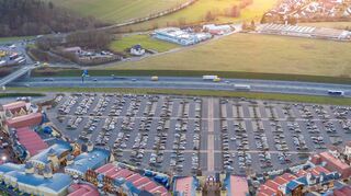 Gegenüber des Wertheim Village (unten) liegt ein Gelände, das sich hervorragend für kleinere Gewerbebetriebe eignen würde. Doch der Eigentümer hat andere Pläne und bietet die Fläche derzeit für über fünf Millionen Euro zum Kauf an.