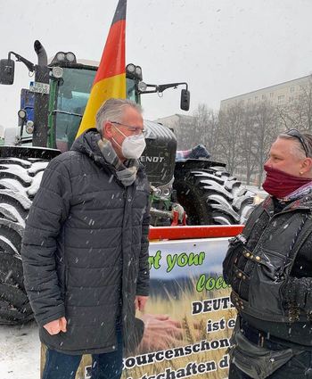 Der Erdbacher Jochen Mönikheim (rechts) protestiert seit gut zwei Wochen mit zahlreichen anderen Landwirten in Berlin gegen die Änderungen zum Insektenschutzgesetz, die am Mittwoch verabschiedet werden sollen. MdB Alois Gerig steht den Plänen der Bundesregierung kritisch gegenüber.