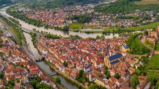 Laut Marktforschern entwickelt sich die Wertheimer Innenstadt „sehr positiv“. In der Altstadt (unten) gibt es mittlerweile mehr Wohnungen. Größerflächige Einzelhandelsunternehmen siedeln sich in der Innenstadterweiterung (links oben) an.