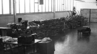 Stationen des Braun-Werks Walldürn: 1954 wurde der erste Montageraum eingerichtet (links), auf dem Bild in der Mitte verdrahten Mitarbeiterinnen am Montageband Umschaltungen. Das Bild rechts zeigt das Werk im Jahr 1991.