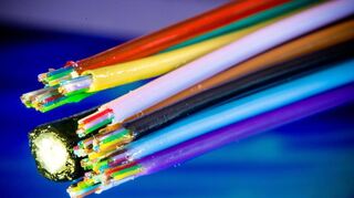 Zunächst sollen die sogenannten weißen Flecken – die Haushalte, die außerhalb der bisherigen Erschließung liegen – an das Glasfasernetz angeschlossen werden, dann soll der Anschluss bis in die Häuser erfolgen.