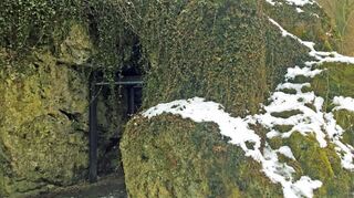 Durchgang und verwinkelte Aufstiege: Im hinteren Bereich gibt es einen Felsenraum, der durch Überhänge förmlich „bedacht“ wirkt.