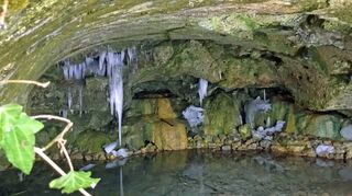 Blick in die Grotte des „Kindlesbrunnens“ am Eingang des Areals, das im Süden von Niederstetten am Vorbach liegt.