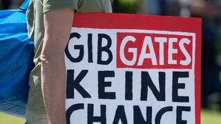 Die Teilnehmer der Diskussionen nannten unter anderem die Sozialen Medien und Fake News als Gründe, weshalb auch Verschwörungstheorien immer wieder Aufmerksamkeit erhalten.