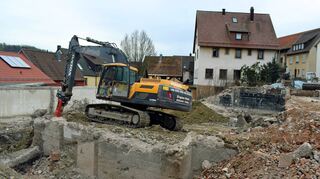 Bagger contra Beton: Der Abriss des ehemaligen Spar-Markts in Niederstetten geht nach einer kurzen Winterpause weiter.