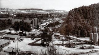 <p>Für den Bau des Abschnitts Berolzheim-Kist der A 81 wurden rund 1,7 Millionen Tonnen Schotter, Split und Sand benötigt. Um das Material umzuschlagen, wurde bei Distelhausen ein eigener Bahnhof errichtet.</p>