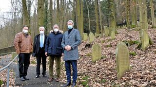 Gabriel Albilia, Thorsten Orgonas und Rami Suliman (von links) sind nach Wertheim gekommen, um mit Oberbürgermeister Markus Herrera Torrez über den Jüdischen Friedhof zu sprechen.