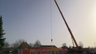 Die ersten Container für die Interimslösung des Kindergartens in Großrinderfeld wurden am Dienstag aufgestellt. Die restlichen Module sollen diese und nächste Woche folgen.
