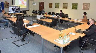Tägliche Lagebesprechung des Arbeitsstabs Corona im Landratsamt des Main-Tauber-Kreises: Per Videoübertragung ist das Gesundheitsamt zugeschaltet.