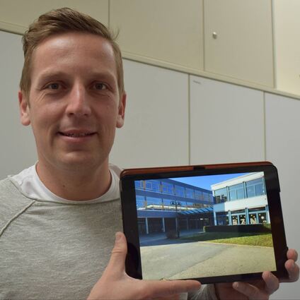 Die Schule auf dem Schirm: Rektor Benedikt Amann freut sich über ein im südlichen Main-Tauber-Kreis einmaliges Angebot an seiner Schule: Die Stadt Niederstetten stattet die 5. Klasse der Realschule am Bildungszentrum Niederstetten ab dem nächsten Schuljahr mit Tablets aus. 35 Ipads werden den Schülern zur Verfügung gestellt.