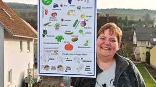 Initiatorin Nadine Strauß hinter einer von 22 Tafeln mit Erklärungen des Dertinger Dialekts, die entlang des Dertinger Mundartweges stehen. Der Mundartweg verläuft ebenerdig neben dem Aalbach auf gut 600 Metern.
