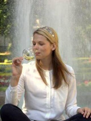 Theresa Olkus als Württembergische Weinkönigin im Bad Mergentheimer Kurpark.