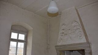 Auch im Turm (siehe auch großes Bild) sind die Spuren des Deutschen Ordens noch gut erhalten. Rechtes Bild: Die Finanzbeamten sitzen jetzt für über zwei Jahre in der ehemaligen Versorgungskuranstalt, Schloss 10.