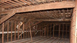 Ein paar Eindrücke vom Dachboden des über 300 Jahre alten Gebäudes, vom Konferenzsaal im Erdgeschoss (Mitte) und von den tiefgehenden Untersuchungen sowie Vorarbeiten zur anstehenden Sanierung.