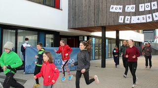 Los geht’s! Punkt 17 Uhr am Freitag starteten die ersten Wett-Läufer des Weikersheimer Gymnasiums. Bis zum kommenden Montag, 22. März, wollen die Schüler gemeinsam mit der Belegschaft eine Laufstrecke von 12 459 Kilometern absolvieren. Die Chancen, die Wette mit IOC-Präsident Thomas Bach zu gewinnen, stehen prächtig.