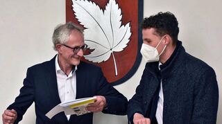 Elmar Haas (links) gratuliert seinem designierten Nachfolger Benjamin Czernin zu dessen tollem Ergebnis bei der Ahorner Bürgermeisterwahl.