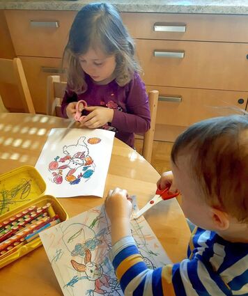 Hanna (5) hat sich ganz schön strecken müssen, um an die Osterbastelei zu kommen, die sie in den nächsten Tagen gemeinsam mit Bruder und Mama oder Papa bastelt.