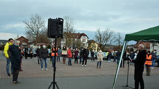 „Menschen stehen auf“ lautete das Motto der Kundgebung am Donnerstagabend auf dem Musterplatz, zu der sich 70 Bürger versammelten. Im Anschluss gab es einen Lichtermarsch durch die Straßen von Buchen.