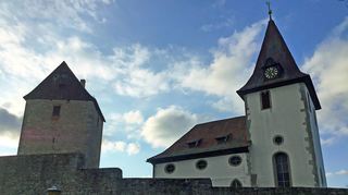 Ermittlungen zu Waffengeschäft: Im Schatten der Ortskirche kam es zur Durchsuchung eines Wildentierbacher Privathauses.