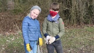Die beiden achtjährigen Umweltschützer Fenja Bystricky und Paulo Millan-Calvente aus Nassig sammeln jede Woche aus Eigeninitiative Müll in der Natur rund um ihr Dorf.