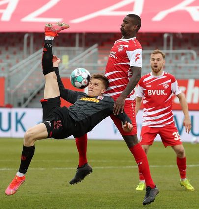 Es ging gut zur Sache am Sonntag im Zweitliga-Spiel zwischen den Würzburger Kickers (rechts Martin Hasek, daneben Douglas) und Regensburg. Das Endergebnis von 1:1 ist zu wenig für den FWK im Abstiegskampf.